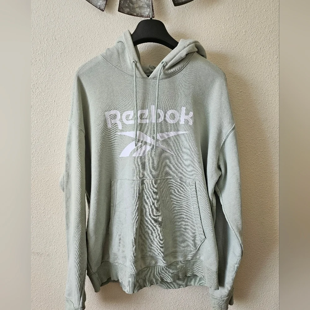 Reebok Women's Green light Sage Green Hoodie Casual Sweater Size XL.